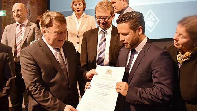 Der Vorsitzende der Initiative Rodachtal Martin Finzel nimmt im Beisein der Bürgermeister der Kommunen den Staatspreis von Minister Helmut Brunner entgegen.  Fotos: G. Arnold/G. Bertram