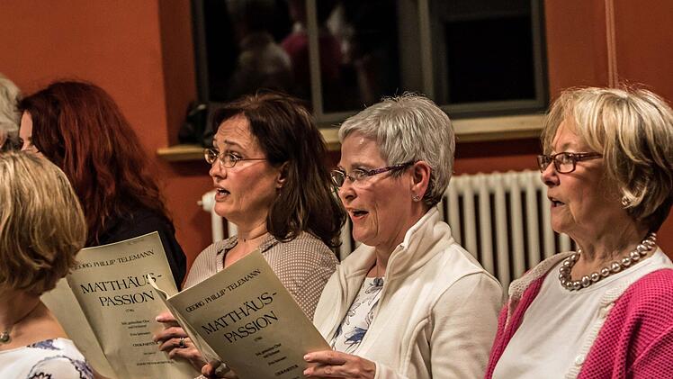 Unter der Leitung von Peter Stenglein bereitet sich der Coburger Bachchor auf die Aufführung von Telemanns Matthäuas-Passion von 1746 vor.Foto: Jochen Berger