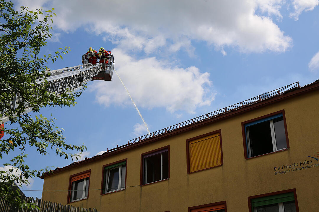 Feuer erweist sich als hartnŠckig - Dachstuhl von Wohnhaus geht in Flammen auf