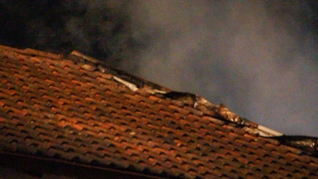 Dachstuhlbrand fordert Feuerwehr: Brandobjekt schwer zugänglich