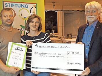 Harald und Yvonne Nowotny (von links) überreichen an Uwe Rendigs den symbolischen Scheck. Foto: privat