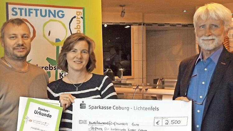 Harald und Yvonne Nowotny (von links) überreichen an Uwe Rendigs den symbolischen Scheck. Foto: privat