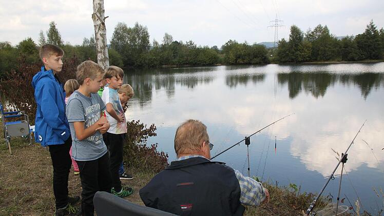 Die Kinder h&ouml;ren zu, was ihnen erkl&auml;rt wird.Foto: Stefanie Gleixner
