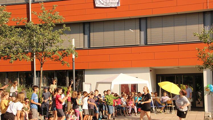 Begehrt waren bei den Gymnasiasten die Süßigkeiten, die die Abituria beim Abi-Scherz auswarf.Heike Beudert