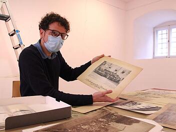 Fotografien und alte Bilder erzählen in einer Ausstellung im Deutschordensschloss von der Münnerstädter Gechichte. Museumsleiter Nicolas Zenzen hat dazu rund 200 Exponate ausgewählt. Foto: Heike Beudert