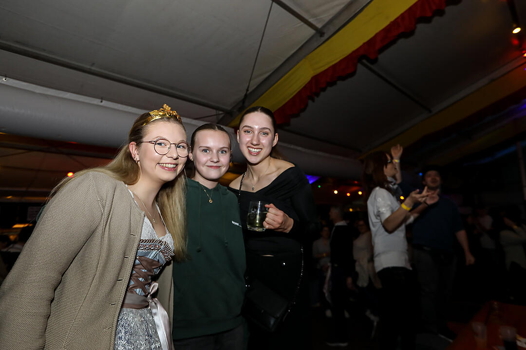 Beste Stimmung beim traditionsreichen Zeltweinfest an der Mainschleife!