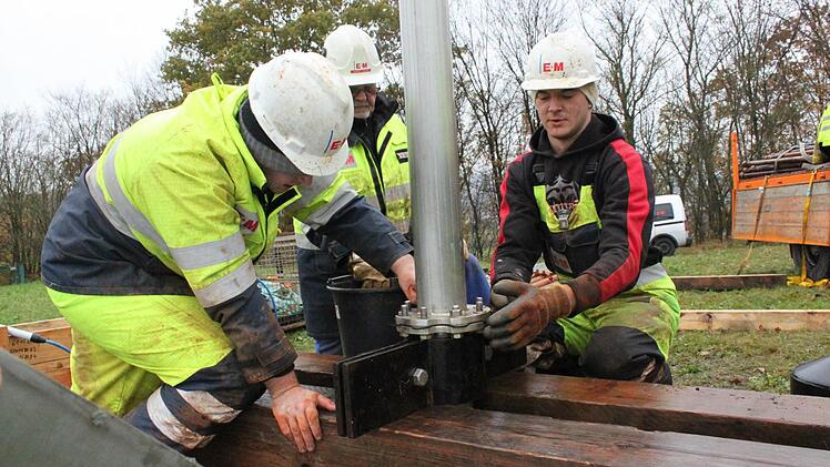 Bohrmeister Werner Keller und seine Kollegen ziehen das 90 Meter lange Rohr des Luitpoldsprudel neu, um die Pumpe zu wechseln. Fotos: Mäuser