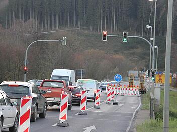 Am Dienstag gab es keine langen Staus wie am Montag an der Wachtersmühle. Meist war man bei der zweiten Grünphase der Linksabbieger durch. Foto: Friedwald Schedel