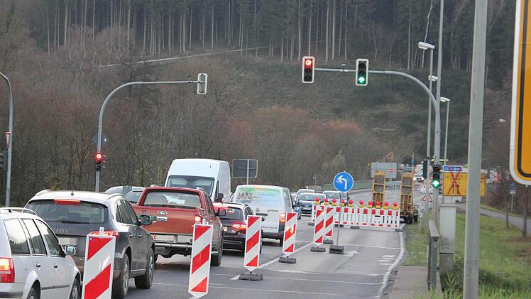 Am Dienstag gab es keine langen Staus wie am Montag an der Wachtersmühle. Meist war man bei der zweiten Grünphase der Linksabbieger durch. Foto: Friedwald Schedel