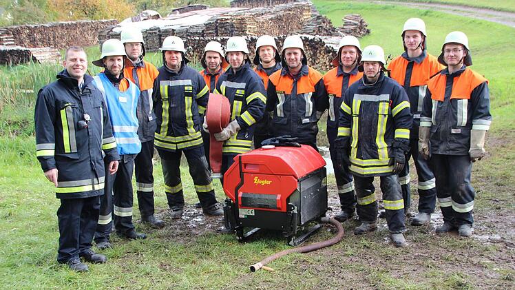 Kommandant Christian Kuhn (von links) ist zufrieden mit seiner Truppe: Florian Güßbacher, René Köhler, Tobias Ankenbrand, Andreas Och, Alexander Precht, Stefan Pecht, Thilo Huppmann, Michael Weidner, Jürgen Schauer und die beiden Bischwinder Kevin Kaffer und Patrick Hofmann.