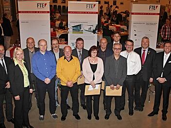 40 Jahre Firmentreue: Mit den Jubilarinnen und Jubilarinnen freuen sich (von rechts): Personalleiter Olaf Fritsch, Bürgermeister Jürgen Hennemann (SPD) und Finanzchef Niklas Beyes sowie die Vorsitzende des Betriebsrates, Sonja Meister (Zweite von links).