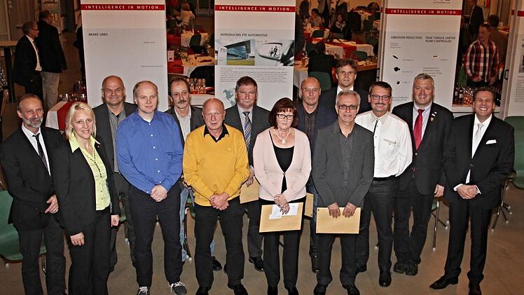 40 Jahre Firmentreue: Mit den Jubilarinnen und Jubilarinnen freuen sich (von rechts): Personalleiter Olaf Fritsch, Bürgermeister Jürgen Hennemann (SPD) und Finanzchef Niklas Beyes sowie die Vorsitzende des Betriebsrates, Sonja Meister (Zweite von links).