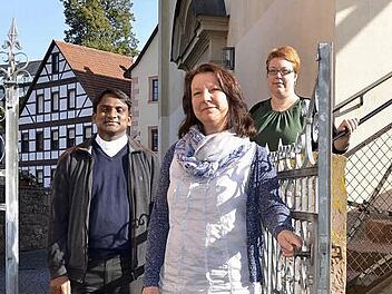 Das sind die beiden Neuen im Seelsorger-Team: Priester Velagini Thumma (links) und Regina Bühner (Mitte). Letztere wird von der Gemeindereferentin Corinna Zipprich (rechts) betreut. Foto: Kathrin Kupka-Hahn