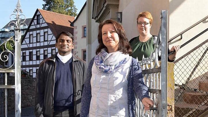 Das sind die beiden Neuen im Seelsorger-Team: Priester Velagini Thumma (links) und Regina Bühner (Mitte). Letztere wird von der Gemeindereferentin Corinna Zipprich (rechts) betreut. Foto: Kathrin Kupka-Hahn
