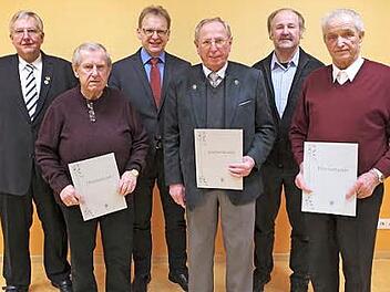 Auf eine 50-jährige Mitgliedschaft können (vorne, von links) Josef Leitner, Horst Heller und Günther Leichter zurückblicken - hinten stehen Vorsitzender Hans Siegmeth, 2. Bürgermeister Bernd Rebhan, Kreisvorsitzender Fritz Pohl. Foto: gf