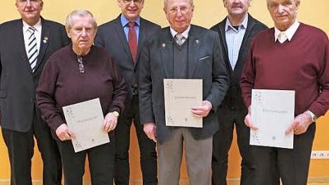 Auf eine 50-jährige Mitgliedschaft können (vorne, von links) Josef Leitner, Horst Heller und Günther Leichter zurückblicken - hinten stehen Vorsitzender Hans Siegmeth, 2. Bürgermeister Bernd Rebhan, Kreisvorsitzender Fritz Pohl. Foto: gf