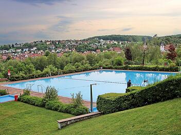 Wartet auf die ersten Schwimmer: das große Schwimmbecken im Maßbacher Freibad.  Fotos: Dieter Britz
