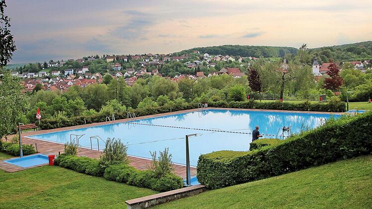 Wartet auf die ersten Schwimmer: das große Schwimmbecken im Maßbacher Freibad.  Fotos: Dieter Britz