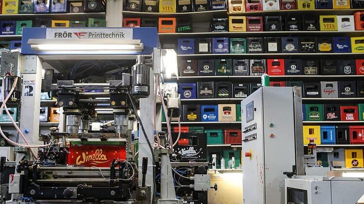 ? Druckerei: Der Kasten bekommt sein Logo mittels Siebdruckverfahren.  Das Polyethylen wird angeflammt und bedruckt.