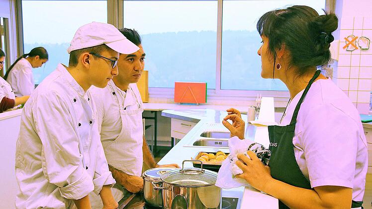 Katharina Zeller gibt ihren Studierenden genaue Anweisungen, wie der  Grünkohl verarbeitet werden soll. Schließlich soll das Essen hinterher  allen schmecken. Dieter Britz