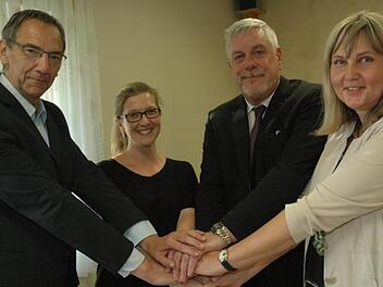 Die Coburger Bürgermeister Thomas Nowak, Norbert Tessmer und Birgit Weber (von links) reichen der neuen Ortssprecherin Melanie Becker (Zweite von links) symbolisch die Hand, mit dem Versprechen, sie bei ihrer ehrenamtlichen Tätigkeit zu unterstützen. Fotos: Edwin Meißinger