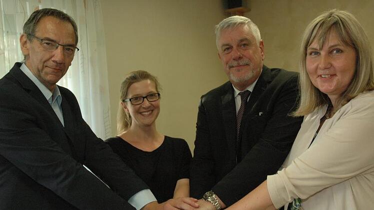 Die Coburger Bürgermeister Thomas Nowak, Norbert Tessmer und Birgit Weber (von links) reichen der neuen Ortssprecherin Melanie Becker (Zweite von links) symbolisch die Hand, mit dem Versprechen, sie bei ihrer ehrenamtlichen Tätigkeit zu unterstützen. Fotos: Edwin Meißinger