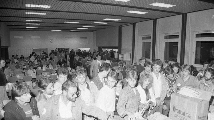 Ausgabe von Genussmitteln. Foto: Angelika Braun