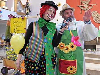 Claudia Reinwand und Diakon Joachim Stapf führten als Clown und Kirchgärtner durch den Faschingsgottesdienst in Ebelsbach. Fotos: pr