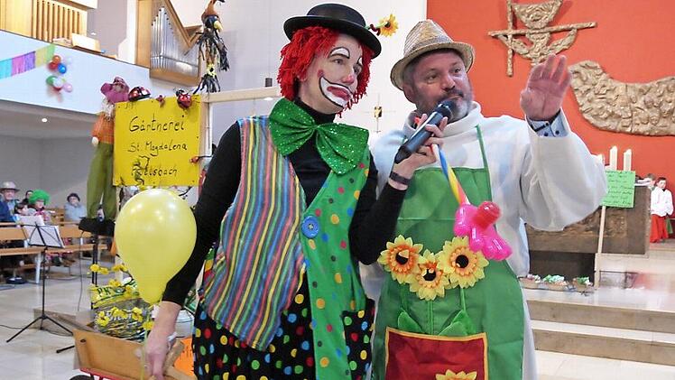 Claudia Reinwand und Diakon Joachim Stapf führten als Clown und Kirchgärtner durch den Faschingsgottesdienst in Ebelsbach. Fotos: pr