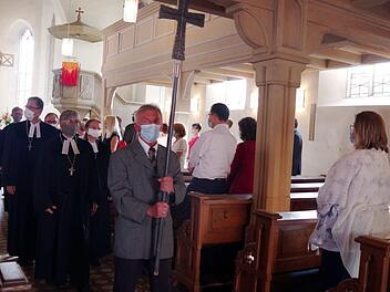 Auszug aus der Christuskirche mit Regionalbischöfin Dorothea Greiner (Mitte) und dem Denkans-Ehepaar Markus Müller und Ulrike Schorn.Heike Schülein
