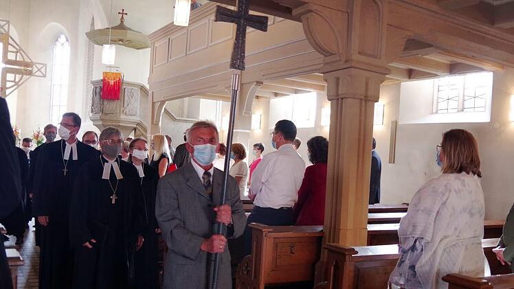 Auszug aus der Christuskirche mit Regionalbischöfin Dorothea Greiner (Mitte) und dem Denkans-Ehepaar Markus Müller und Ulrike Schorn.Heike Schülein