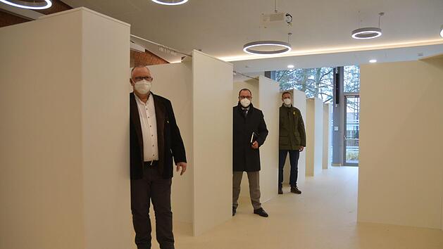 Martin Stingel, Sebastian Straubel und Dr. Jens Stüber stehen an den Eingängen zu den Impfkabinen. Rainer Lutz