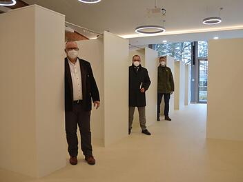 Martin Stingel, Sebastian Straubel und Dr. Jens Stüber stehen an den Eingängen zu den Impfkabinen. Rainer Lutz