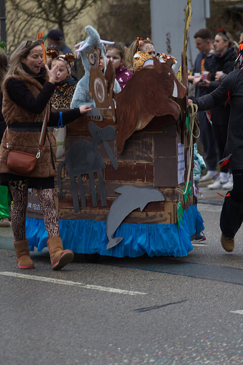 Bunter Zug durch die Straßen mit Finale am Marktplatz