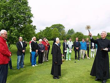 Pfarrer Albin Lieblein segnete im Beisein von Schwester Gunda den Golfplatz. Ganz rechts Präsident Peter Prey, ganz links Vizepräsident Horst-Dieter Sauter.Foto: Anton Then