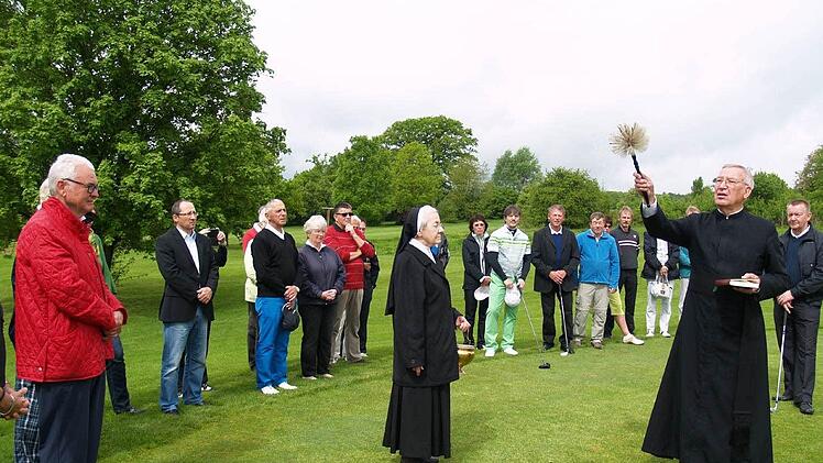 Pfarrer Albin Lieblein segnete im Beisein von Schwester Gunda den Golfplatz. Ganz rechts Präsident Peter Prey, ganz links Vizepräsident Horst-Dieter Sauter.Foto: Anton Then