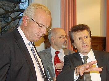 Bei vielen Themen auf einer Linie: IHK-Präsident Friedrich Herdan (rechts) tauschte sich gestern mit Thomas Kreuzer (links) aus. In der Mitte Coburgs Landtagsabgeordneter Jürgen W. Heike. Foto: Oliver Schmidt