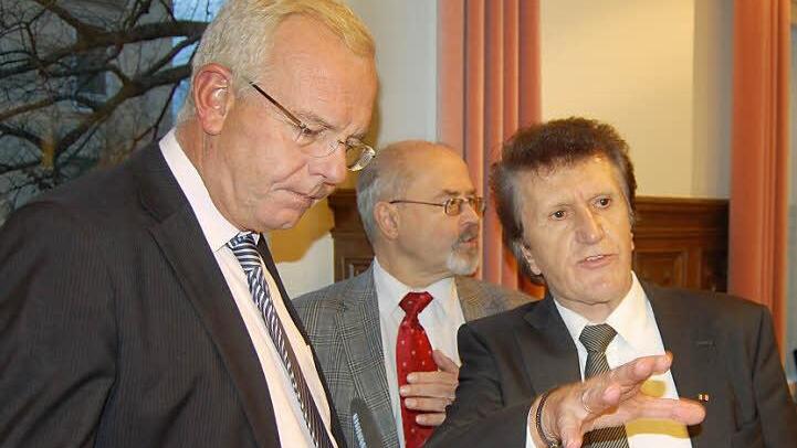 Bei vielen Themen auf einer Linie: IHK-Präsident Friedrich Herdan (rechts) tauschte sich gestern mit Thomas Kreuzer (links) aus. In der Mitte Coburgs Landtagsabgeordneter Jürgen W. Heike. Foto: Oliver Schmidt