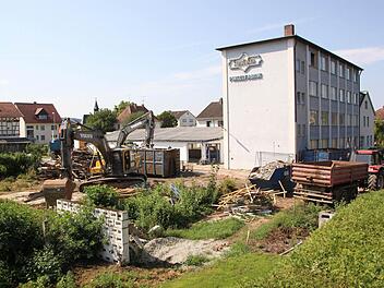 Auf dem Areal der ehemaligen Staffelsteiner Pinselfabrik Schorr haben die Vorarbeiten zum Abbruch schon begonnen. Auf dem Gelände zwischen Bamberger Straße,Jahn- und Angerstraße entsteht der "Wohnpark Schorr" mit 23 Wohneinheiten. Momentan sind Bauarbeiter damit beschäftigt, die Gebäude zu entkernen und die Abfallmaterialien zu sortieren.