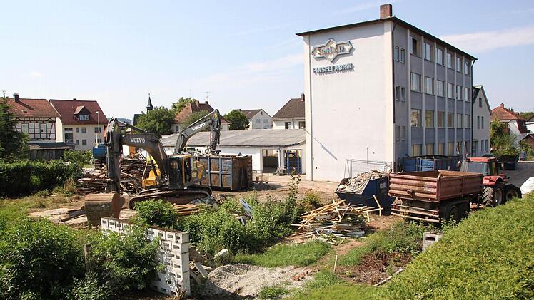 Auf dem Areal der ehemaligen Staffelsteiner Pinselfabrik Schorr haben die Vorarbeiten zum Abbruch schon begonnen. Auf dem Gelände zwischen Bamberger Straße,Jahn- und Angerstraße entsteht der "Wohnpark Schorr" mit 23 Wohneinheiten. Momentan sind Bauarbeiter damit beschäftigt, die Gebäude zu entkernen und die Abfallmaterialien zu sortieren.