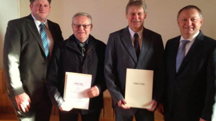 Zwei Bürger des Marktes Geroda bekamen beim Neujahrsempfang die kommunale Dankesurkunde. Das Bild zeigt (von links) Bürgermeister Alexander Schneider, Hans Roth, Norbert Schmidt und Landrat Thomas Bold. Foto: Gabriele Sell