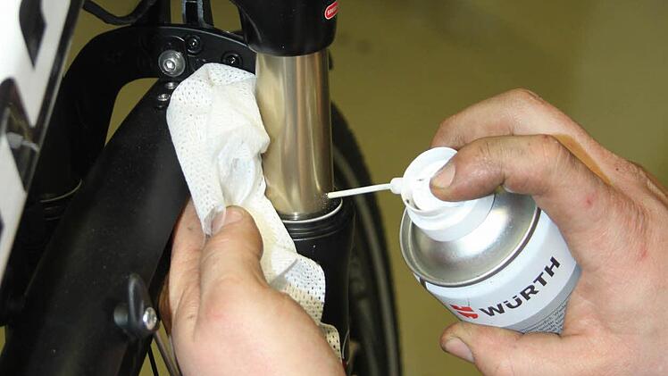 Check: die Federgabel ölen. Vorsicht: Kein Öl auf die Felge bringen. Foto: Jürgen Gärtner