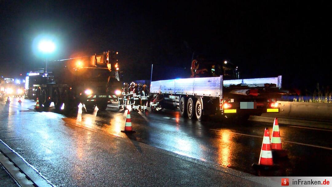 Sattelzug kracht auf der A9 in Beton-Leitplanke