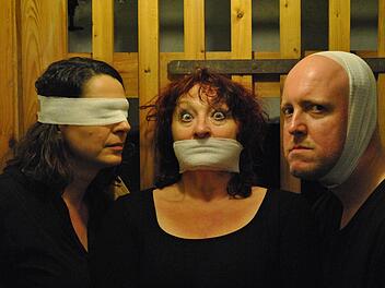 Ursula Gumbsch, Gerti Baumgärtel und Arnd Rühlmann präsentieren "Heimatstücke" auf der Bühne des Nana-Theaters.  Foto: pr