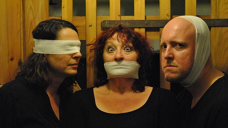 Ursula Gumbsch, Gerti Baumgärtel und Arnd Rühlmann präsentieren "Heimatstücke" auf der Bühne des Nana-Theaters.  Foto: pr