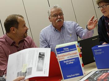 Der ehemalige Bamberger Bosch-Betriebsratsvorsitzende Hans Wolff (Mitte) in einer Besprechung: Seinen Worten lauschen Nachfolger Mario Gutmann und die stellvertretende Vorsitzende Waltraud Fuchs. Foto: Matthias Hoch