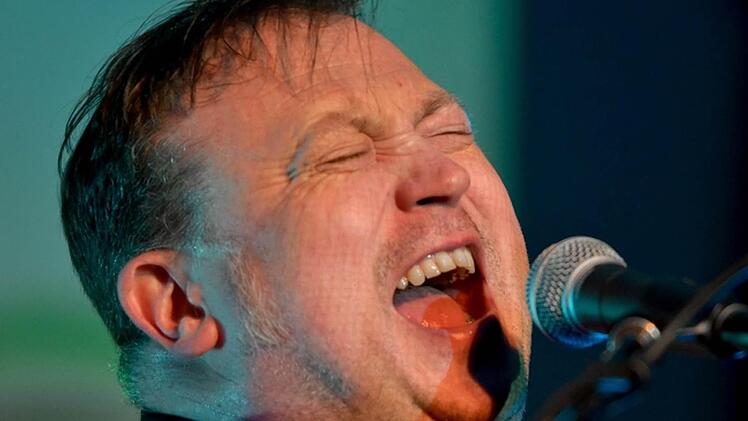 Schreit sich die Seele aus dem Leib: Jamie Clark, der ehemalige Bassist der "Pogues". Am 30. April spielt er in Burkersdorf im "TECnet Zentrum Obermain". Foto: Stephane Harnisch