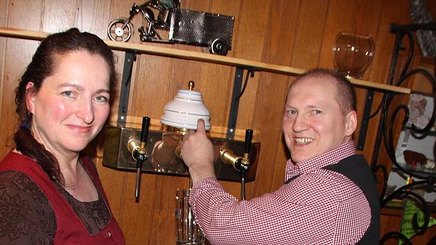 Yvonne und Andrej Nesterovic sind die neuen P&auml;chter der Gastst&auml;tte im "Haus am Dornig". Foto: Matthias Einwag