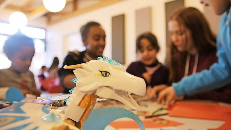 Gelebte Integration: Jeden Donnerstag kommen Schüler der Staatlichen Realschule Bad Kissingen in die Sinnberg-Grundschule, spielen und lachen mit jungen Flüchtlingskindern und anderen Grundschülern mit Migrationshintergrund. Foto: Robert Wagner