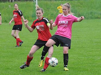 Schondras Spielführerin Sissy Martin (links) kann die Hammelburgerin Leonie Kreß bei der Ballannahme stören und schießt beim 5:0-Sieg der DJK selbst ein Tor. Foto: ssp